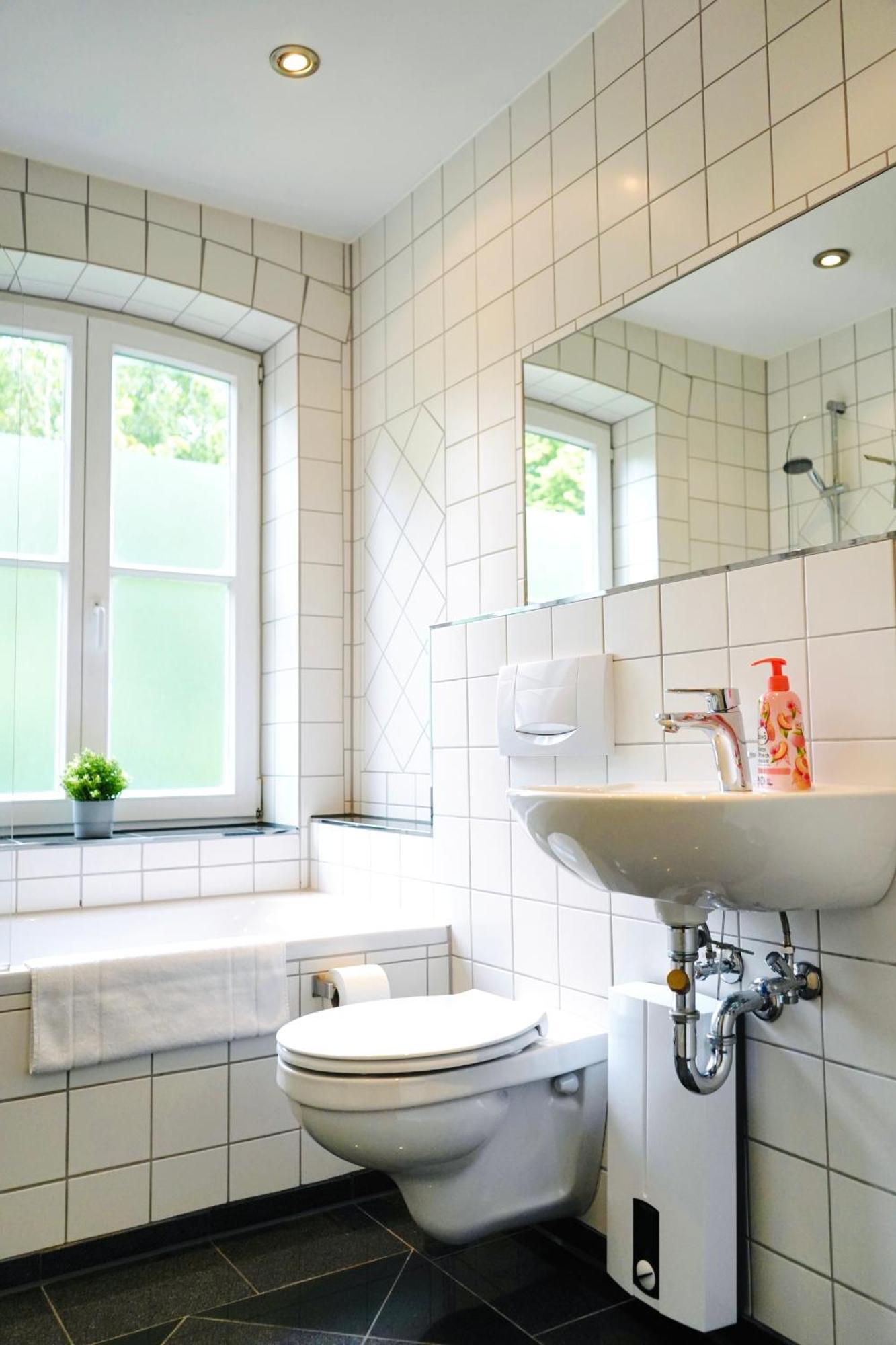 Stilvolles Apartment In Stadtnaehe-Parkplatz- 4 Personen- Balkon Wolfsburg Eksteriør bilde
